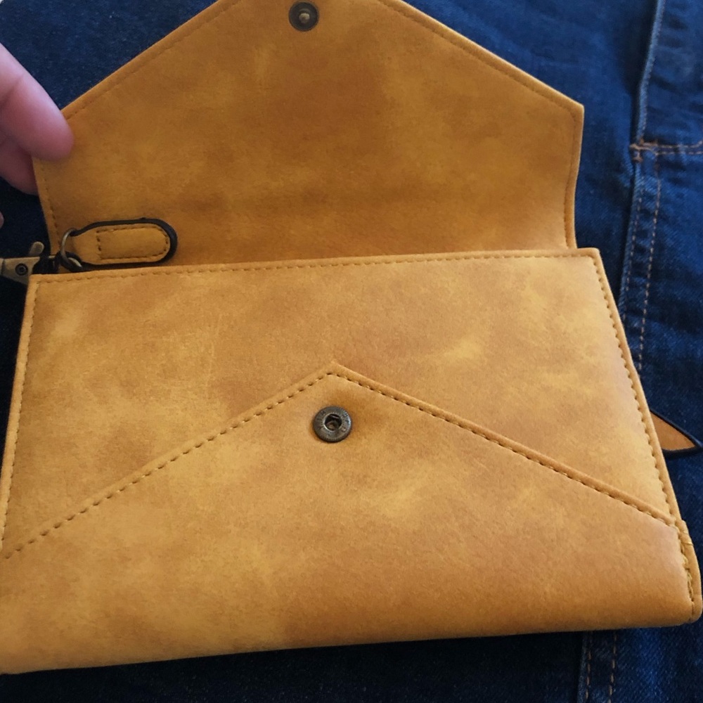 Weekend sale ❤️ wallet/wristlet - Picture 2 of 5